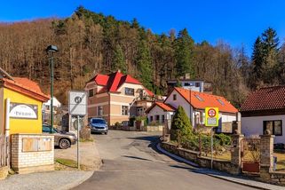 Lidé z vesnice radí Pražákům, ať si koupí špunty do uší. Lepší to prý nebude a na jejich městské manýry není nikdo zvědavý